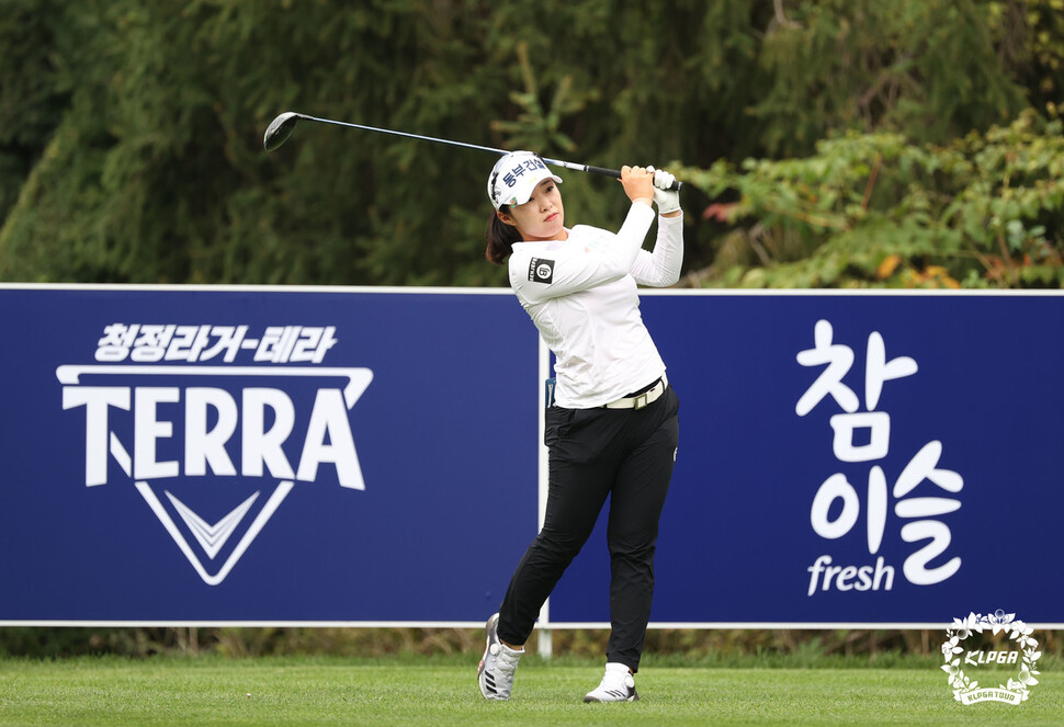 김수지가 10일 경기도 여주시 블루헤런 골프클럽에서 열린 한국여자프로골프(KLPGA) 투어 시즌 마지막 메이저대회인 제21회 하이트진로 챔피언십 최종 라운드 7번홀에서 티샷을 하고 있다. KLPGA 제공