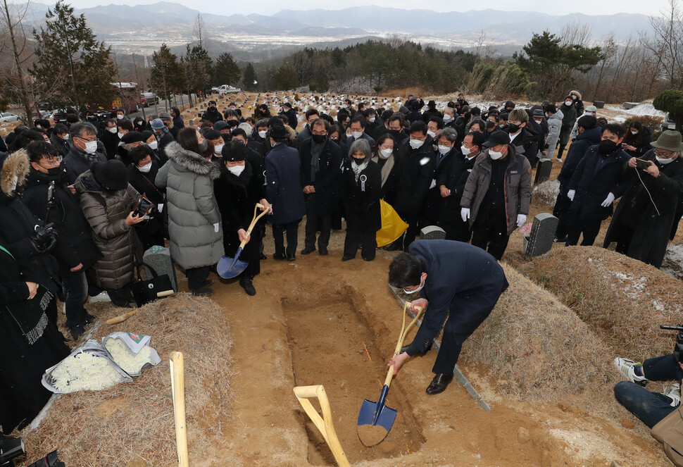 11일 오후 광주 북구 망월묘지공원에서 열린 이한열 열사의 어머니 배은심 여사의 하관식에서 참석자들이 관 위에 흙을 뿌리고 있다. 광주/김태형 기자