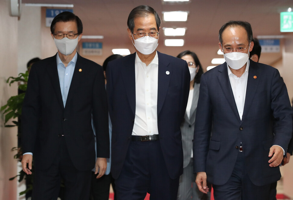 한덕수 국무총리(가운데)와 추경호 부총리 겸 기획재정부 장관(오른쪽) 등 국무위원들이 26일 오전 정부서울청사에서 열린 국무회의에 참석하러 회의장에 입장하고 있다. 김정효 기자