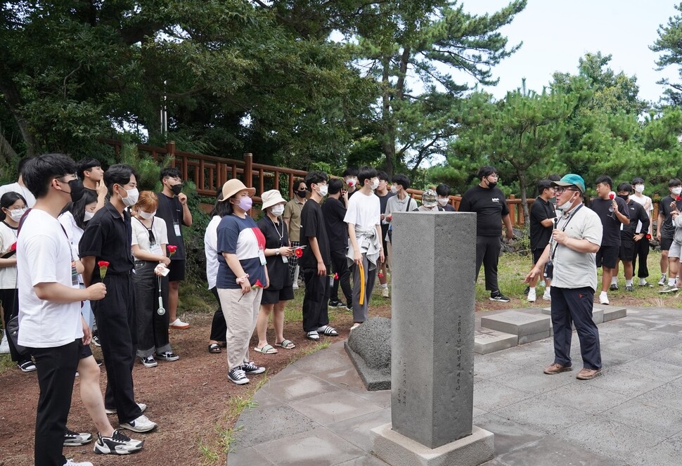 제주4·3 당시 대표적 학살마을인 제주시 조천읍 북촌리 너븐숭이에 있는 <순이삼촌> 문학비를 찾아 오승국씨의 설명을 듣고 있다. 제주4·3평화재단 제공