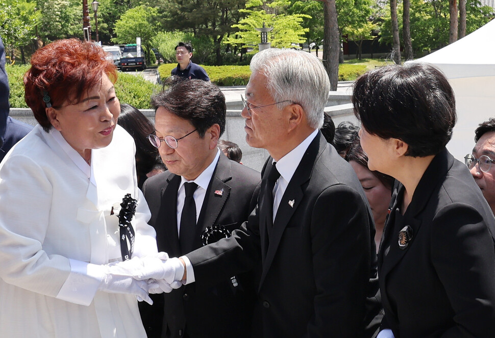 문재인 전 대통령과 김정숙 여사가 참배하기 위해 이동하던 중 오월어머니와 인사하고 있다. 신소영 기자 viator@hani.co.kr