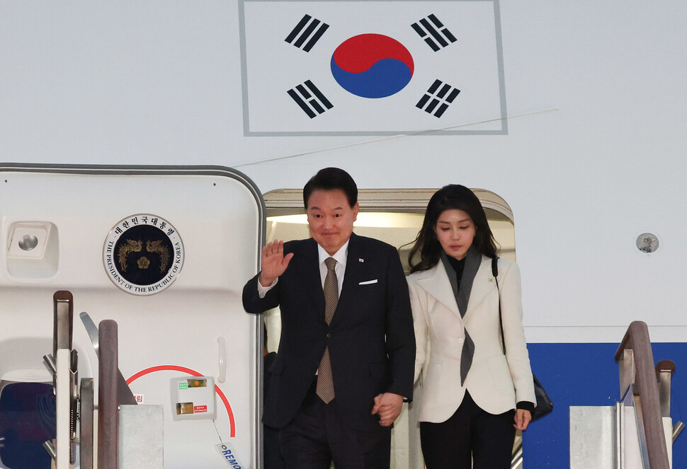 영국 국빈 방문과 프랑스 방문 일정을 마친 윤석열 대통령과 김건희 여사가 26일 성남 서울공항에서 공군 1호기편으로 귀국하며 인사하고 있다. 연합뉴스