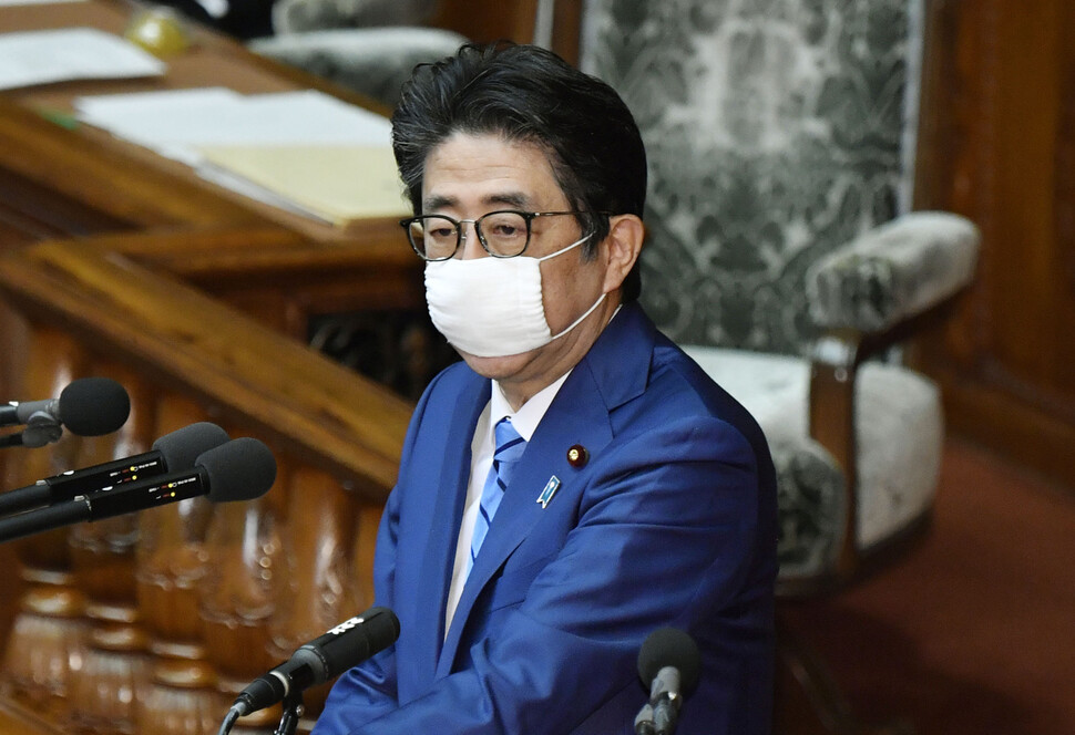 아베 신조 일본 총리가 27일 도쿄 일본 국회에 마스크를 쓰고 출석해 발언하고 있다. 도쿄/교도 연합뉴스