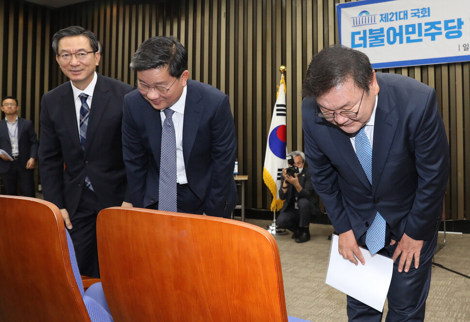 6일 오전 국회에서 열린 더불어민주당 원내대표 후보자 합동토론회에서 정성호(왼쪽부터), 전해철, 김태년 의원이 인사하고 있다. 연합뉴스