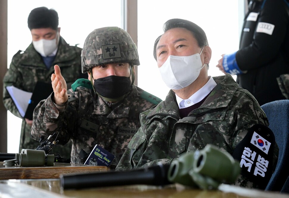 국민의힘 윤석열 대선 후보가 20일 강원 철원군 육군 3사단 백골부대 전방관측소(OP)를 찾아 손식 사단장의 설명을 들으며 전방지역을 바라보고 있다. 공동취재사진