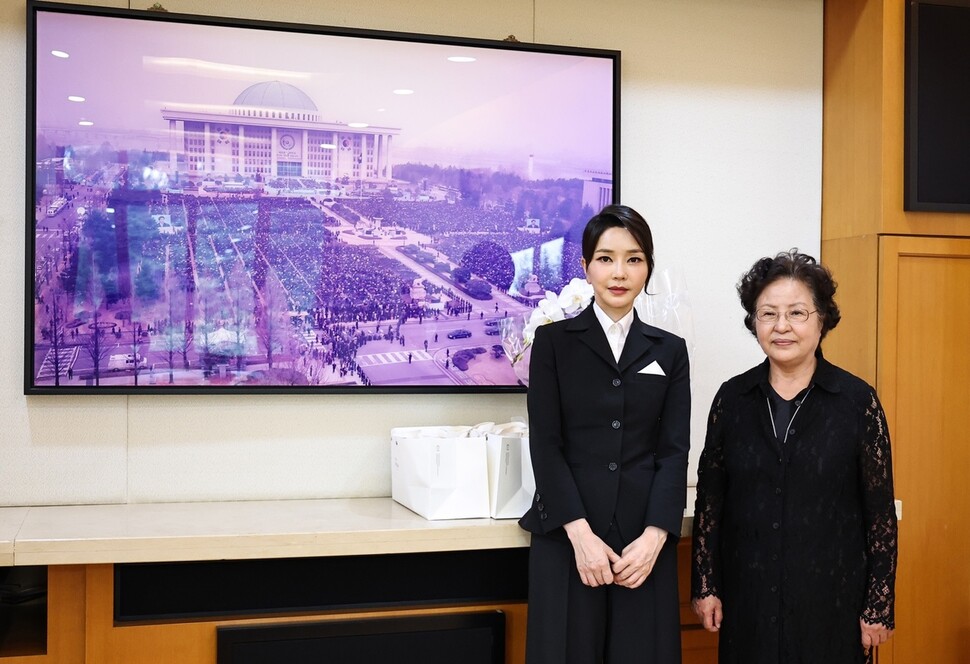 윤석열 대통령의 배우자 김건희 여사가 13일 오후 경남 김해시 진영읍 봉하마을에서 고 노무현 전 대통령 묘소에 참배한 뒤 권양숙 여사를 예방해 기념사진을 찍고 있다. 대통령실 제공