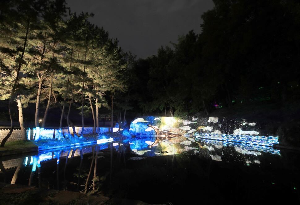 부소산성 안 산책로의 ‘어라하(백제왕)의 꿈’을 형상화한 미디어아트. 박종식 기자