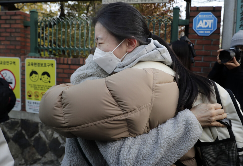 2023학년도 대학수학능력시험이 실시된 17일 오전 서울 중구 정동 이화여자외국어고등학교 마련된 시험장에서 한 수험생이 입실 전 어머니를 안아 주고 있다 . 김명진 기자 littleprince@hani.co.kr