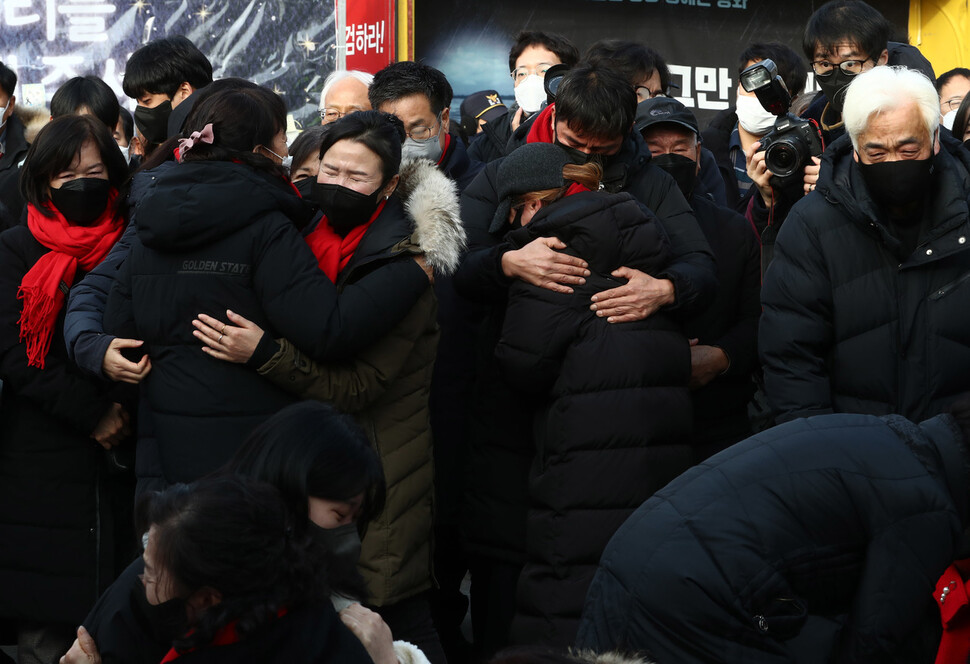 설날인 22일 오후 이태원 참사 희생자들의 분향소가 차려진 서울 녹사평역 앞 광장에서 희생자 유가족, 친척과 친구들이 설을 맞아 평소 고인들이 좋아했던 음식들로 상차림을 하고 차례를 지낸 뒤 서로를 위로하고 있다. 윤운식 선임기자