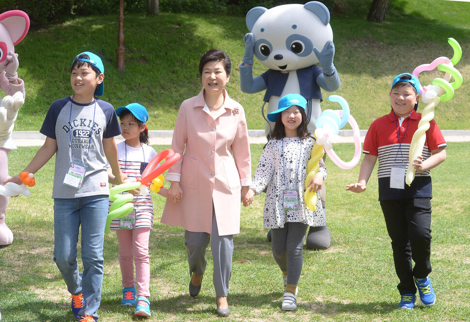 박근혜 대통령이 2016년 어린이날에 ‘2016년 어린이날 청와대 봄나들이’ 행사에 어린이들의 손을 잡고 참석하고 있다. 청와대사진기자단