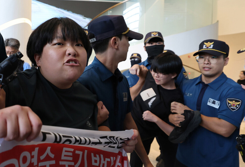 지난 24일 후쿠시마 오염수 투기 반대 대학생 원정단 학생들이 서울 종로구 일본대사관 앞에서 기자회견을 한 뒤 대사관에 항의서한을 전달하기 위해 건물에 들어가다가 경찰에 체포 연행되고 있다. 신소영 기자 viator@hani.co.kr