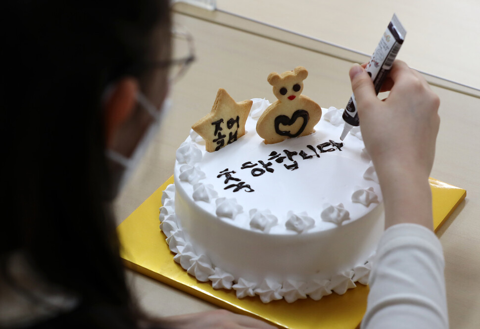 9일 오전 대전시 유성구 송정동 남선초등학교에서 열린 졸업식에서 졸업생이 기념 케이크를 만들고 있다. 대전/연합뉴스 9일 오전 대전시 유성구 송정동 남선초등학교에서 열린 졸업식에서 졸업생이 기념 케이크를 만들고 있다. 대전/연합뉴스