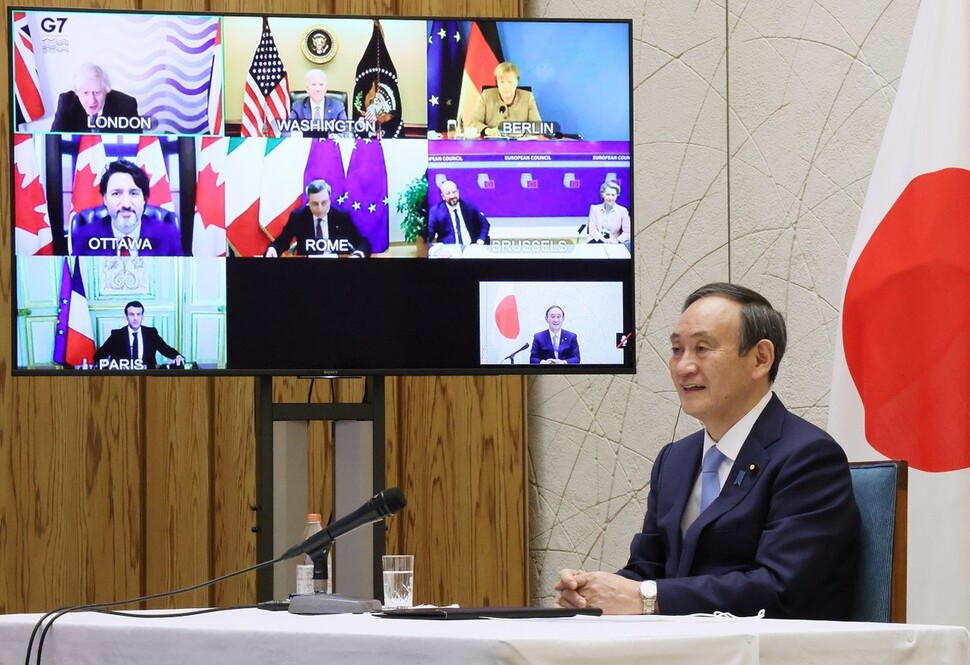 스가 요시히데 일본 총리가 19일 화상으로 열린 세계 주요 7개국(G7) 정상회의에 참석하고 있다. 이날 열린 회의에서 G7 정상들은 도쿄 올림픽 개최를 지지했다. 일본 총리관저 제공