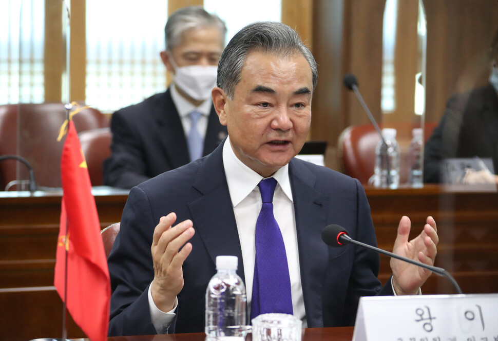 왕이 중국 외교담당 국무위원 겸 외교부장이 15일 오전 서울 종로구 도렴동 외교부 청사에서 정의용 외교부 장관과 회담하고 있다. 공동취재사진