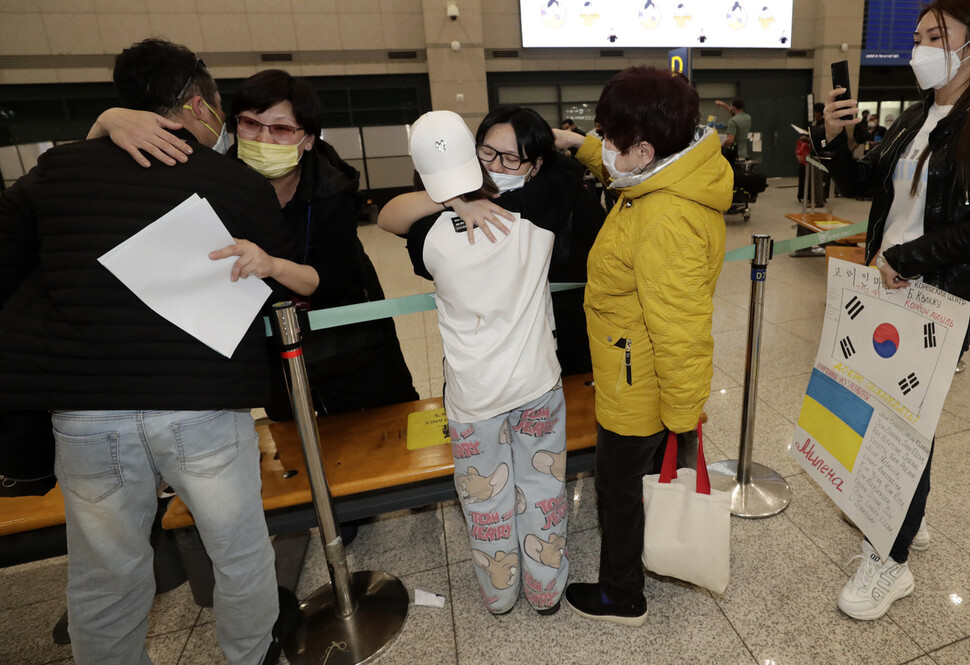 러시아의 우크라이나 침공으로 피란길에 오른 우크라이나 고려인 동포들이 30일 인천공항을 통해 입국해 마중 나온 가족들과 포옹을 하고 있다. 인천공항/김명진 기자