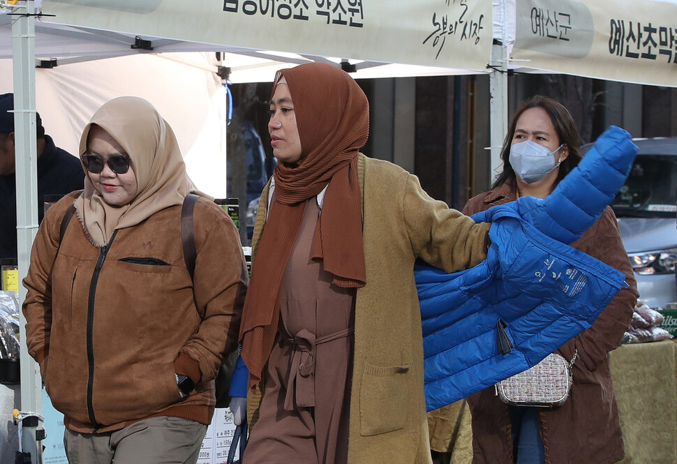 18일 오전 서울 청계천 광장에서 여행온 인도네시아 관광객들이 추위를 느끼며 준비한 패딩을 입고 있다. 신소영 기자