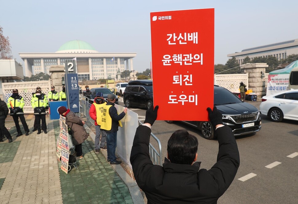 국민의힘 당대표 선거에 출마한 천하람 전남 순천갑 당협위원장이 6일 낮 국회 앞에서 ‘윤핵관’(윤석열 대통령 핵심 관계자) 퇴진을 촉구하는 손팻말 시위를 하고 있다.강창광 선임기자 chang@hani.co.kr