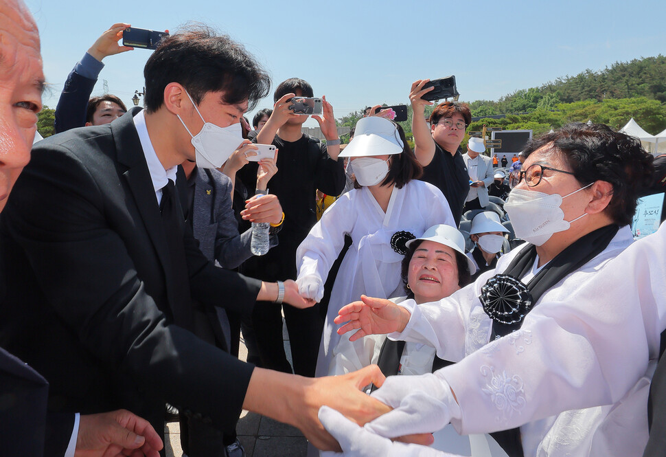 전우원씨가 오월어머니와 인사하고 있다. 공동취재사진