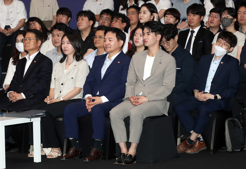 원희룡 국토교통부 장관이 지난 6일 서울 서초구 플로팅아일랜드 컨벤션홀에서 열린 ‘청년정책 점검회의’에 참석해 윤석열 대통령 발언을 듣고 있다. 대통령실사진기자단