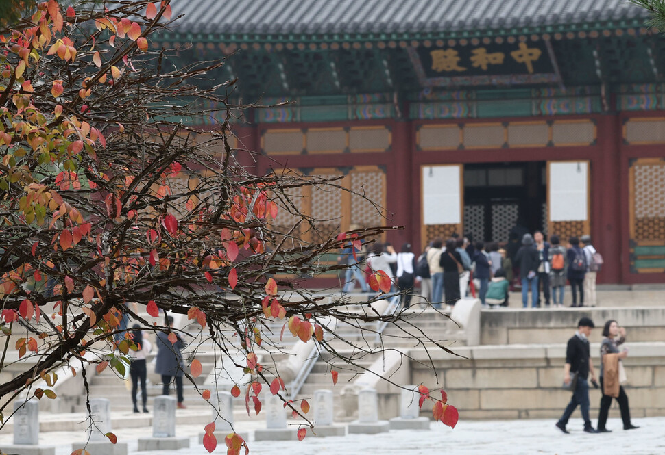 서울 아침 기온이 17.2도를 기록해 11월 기준 역대 가장 높은 온도를 보인 1일 오전 서울 중구 덕수궁에서 시민들과 외국인 관광객들이 물들어 가는 단풍을 즐기고 있다. 백소아 기자