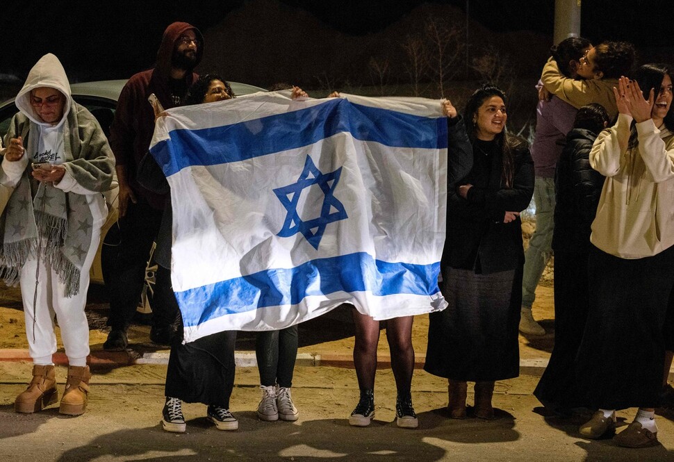 1일 이스라엘 시민들이 영토 남부에 위치한 오파킴 군기지 앞에서 하마스에 풀려난 이스라엘 인질들을 환영하고 있다. AFP 연합뉴스