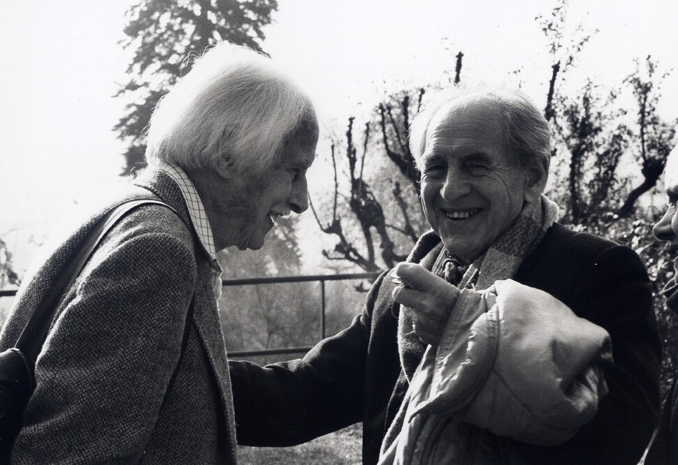 레오폴트 코어(오른쪽)와 영국의 교육가이자 뉴에이지 운동의 창시자인 조지 트리벨리언. 1990년. 바른생활재단 누리집