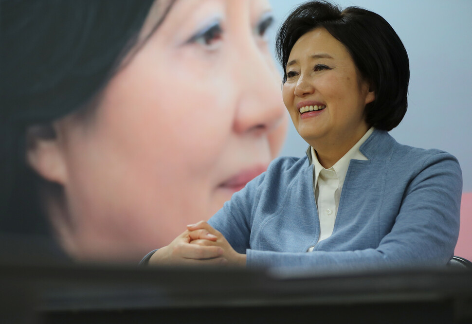 박영선 더불어민주당 서울시장 후보가 4일 오후 서울 종로구 선거사무실에서 선거 공약 등에 대해 이야기하고 있다. 이종근 선임기자 root2@hani.co.kr