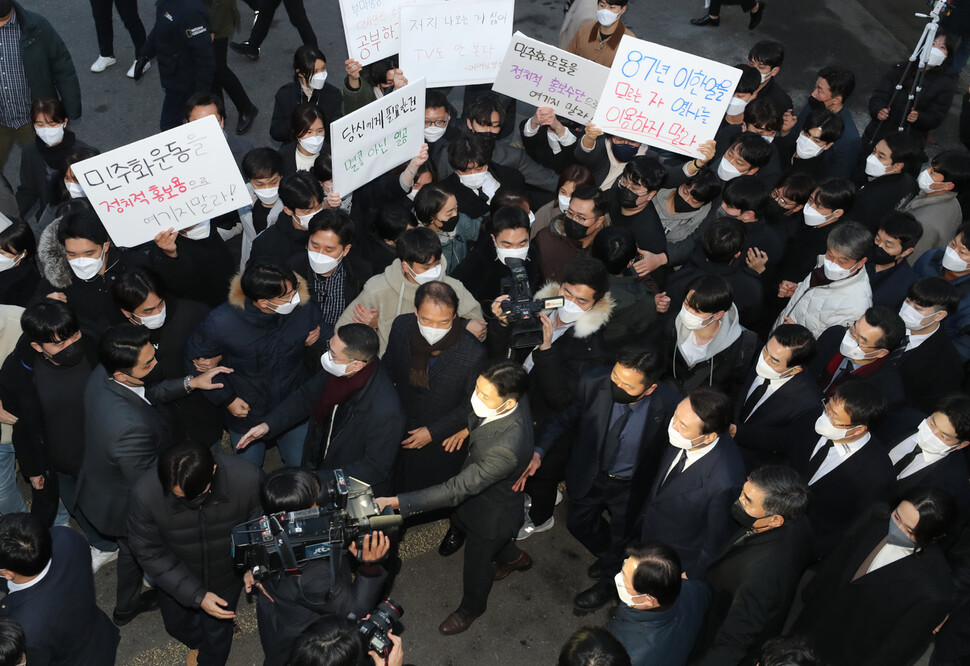 윤석열 국민의힘 대선 후보가 10일 오후 광주 동구 학동 조선대병원 장례식장에 마련된 이한열 열사의 어머니 배은심 여사의 빈소를 찾아 조문한 뒤 대학생들의 항의를 받으며 장례식장을 떠나고 있다. 광주/김태형 기자