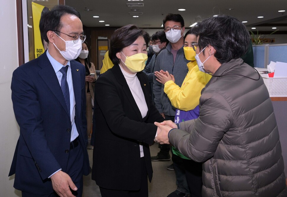 심상정 정의당 대선 후보가 10일 서울 영등포구 정의당 당사에 마련된 개표 상황실에서 당 관계자와 악수를 하고 있다. 공동취재사진