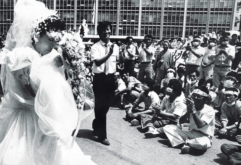 1987년 6월13일 명동성당에서 농성중이던 시위대가 성당 앞을 지나가는 신부를 박수로 축하하고 있다.