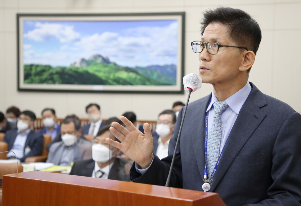 김문수 경제사회노동위원장이 12일 서울 여의도 국회에서 열린 환경노동위원회의 경제사회노동위원회 등에 대한 국정감사에서 의원 질의에 답변하고 있다. 연합뉴스