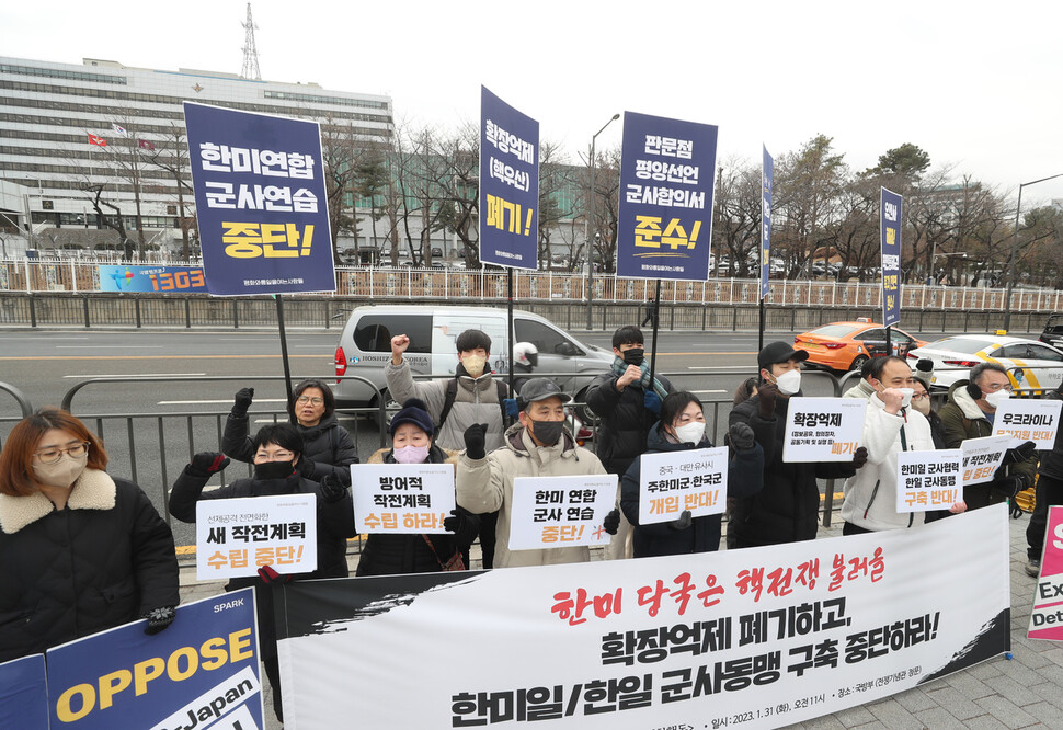 평화와통일을여는사람들 회원들이 31일 오전 한미 국방장관 회담에 앞서 서울 용산구 전쟁기념관 앞에서 확장억제 정책 폐기와 한미일, 한일 군사동맹 구축 중단을 촉구하고 있다. 강창광 선임기자 chang@hani.co.kr