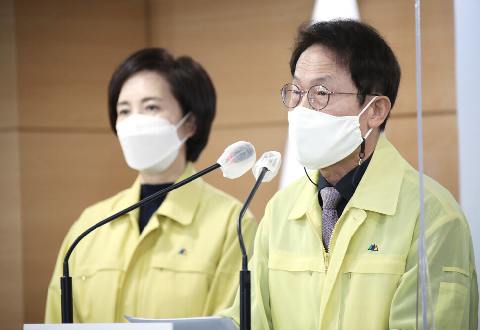 조희연 서울시교육감이 21일 오전 정부서울청사 브리핑실에서 전국 학교·학원 코로나19 방역대응 강화조치 관련 발표 하고 있다. 왼쪽은 유은혜 사회부총리 겸 교육부 장관. 연합뉴스