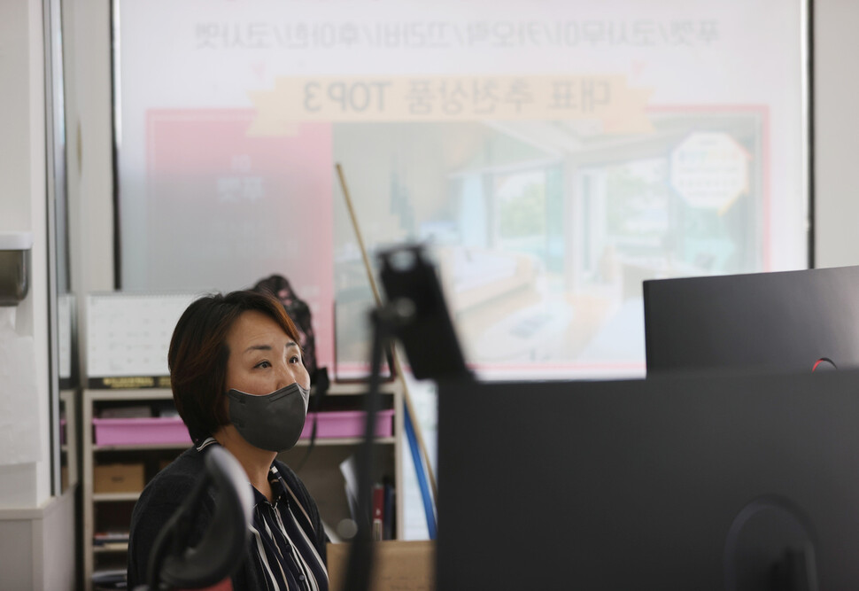 ‘오늘도 시간은 흐른다’ 25일 오후 서울 강동구에 위치한 한 중소여행사를 운영하는 강순영씨가 본인 사무실에서 업무를 보고 있다. 연합뉴스