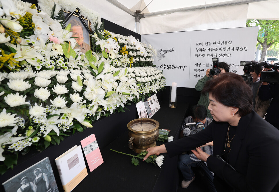 4일 오전 서울 중구 대한간호협회관에 마련된 ‘소록도 천사’ 마가렛 피사렉 간호사 분향소를 찾은 간호사들이 헌화하고 있다. 폴란드 태생으로 오스트리아 국립간호대학을 졸업하고 1959년 구호단체를 통해 한국에 파견된 피사렉 씨는 전남 소록도에서 한센인들을 돌보며 40여 년간 봉사했다. 신소영 기자 viator@hani.co.kr