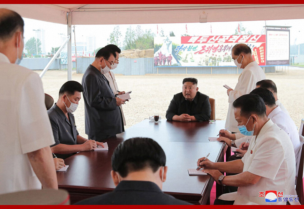 김정은 국무위원장이 평양종합병원 건설현장을 현지지도했다고 20일 &lt;노동신문&gt;이 1면에 보도했다. 조선중앙통신 연합뉴스