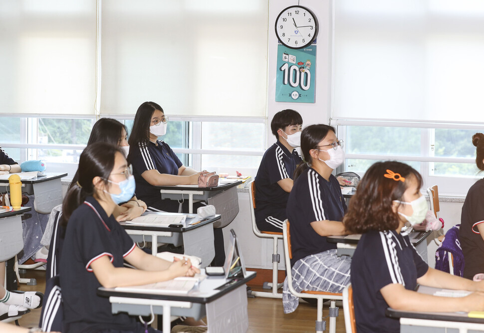 2021학년도 대학수학능력시험 100일 앞둔 지난 25일 부산 대덕여자고등학교에서 고3 수험생이 수업을 듣고 있다. 연합뉴스