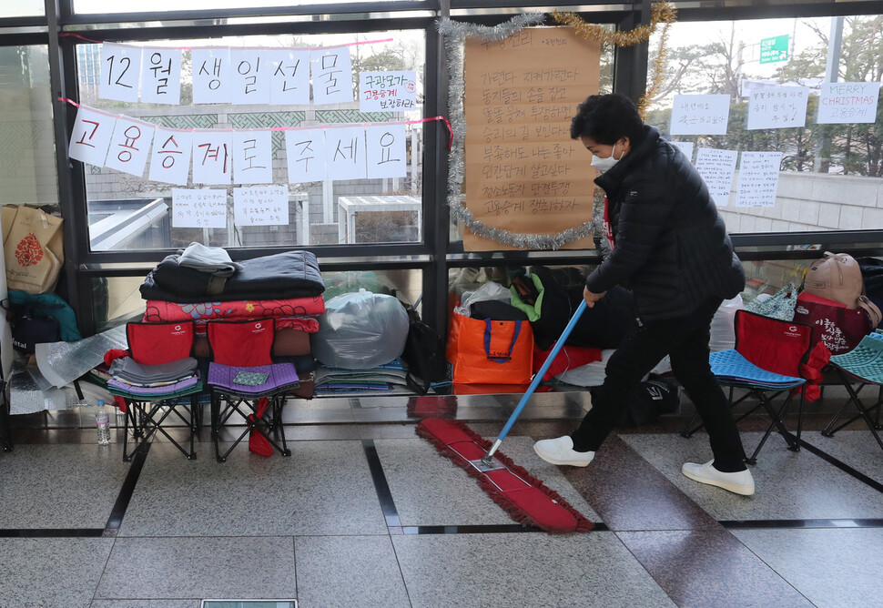 지난해 11월16일부터 농성을 하고 있는 서울 영등포구 엘지트윈타워 건물 로비에서 12월24일 한 노동자가 바닥을 청소하고 있다. 강창광 선임기자 chang@hani.co.kr