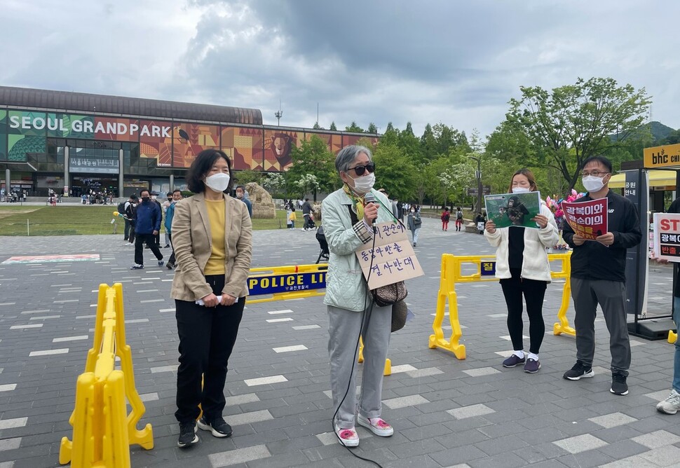 성남에서 집회에 참가한 시민 김선미씨는 “관순이 광복이 반출 소식을 듣고 화가 났고 눈물이 쏟아졌다. 국내 대표 동물원이란 곳의 생명 경시가 너무 충격적”이라고 분노했다. 김지숙 기자 <a href="mailto:suoop@hani.co.kr">suoop@hani.co.kr</a>