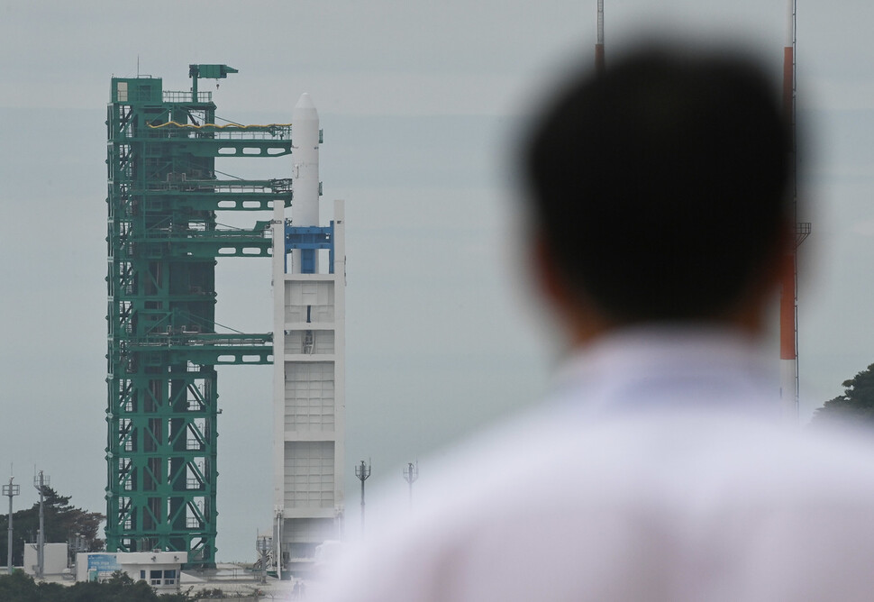 순수 국내 기술로 설계 및 제작된 한국형 발사체 누리호(KSLV-Ⅱ)의 2차 발사일인 21일 전남 고흥군 나로우주센터 발사대에 거치된 누리호가 최종 점검을 받으며 발사를 기다리고 있다. 고흥/사진공동취재단