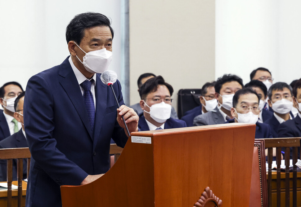 김순호 행정안전부 경찰국장이 18일 국회 행정안전위원회 전체회의에 참석해 의원의 질의에 답변하고 있다. 공동취재사진