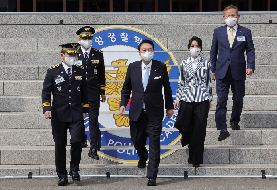 윤석열 대통령과 부인 김건희 여사가 19일 충청북도 충주 중앙경찰학교 대운동장에서 열린 중앙경찰학교 310기 졸업식에서 졸업생들을 격려하기 위해 이동하고 있다. 대통령실사진기자단