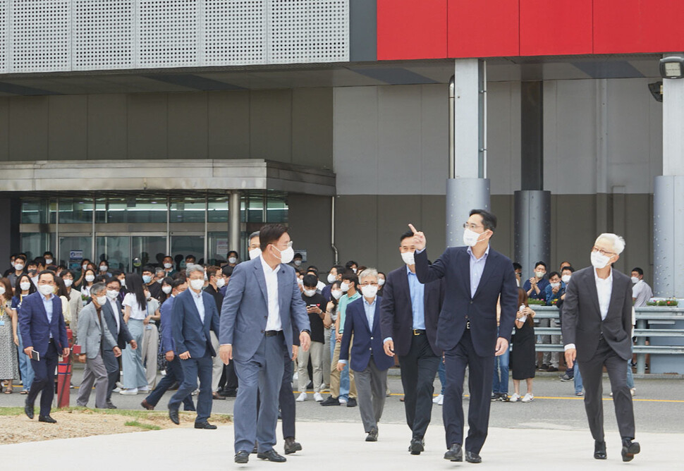 이재용 삼성전자 부회장(앞줄 오른쪽 둘째)이 지난 8월 19일 복권 뒤 첫 대외 일정으로 경기도 용인시 삼성전자 차세대 반도체 연구개발(R&amp;D)단지 기공식에 참석하고 있다. 삼성전자 제공