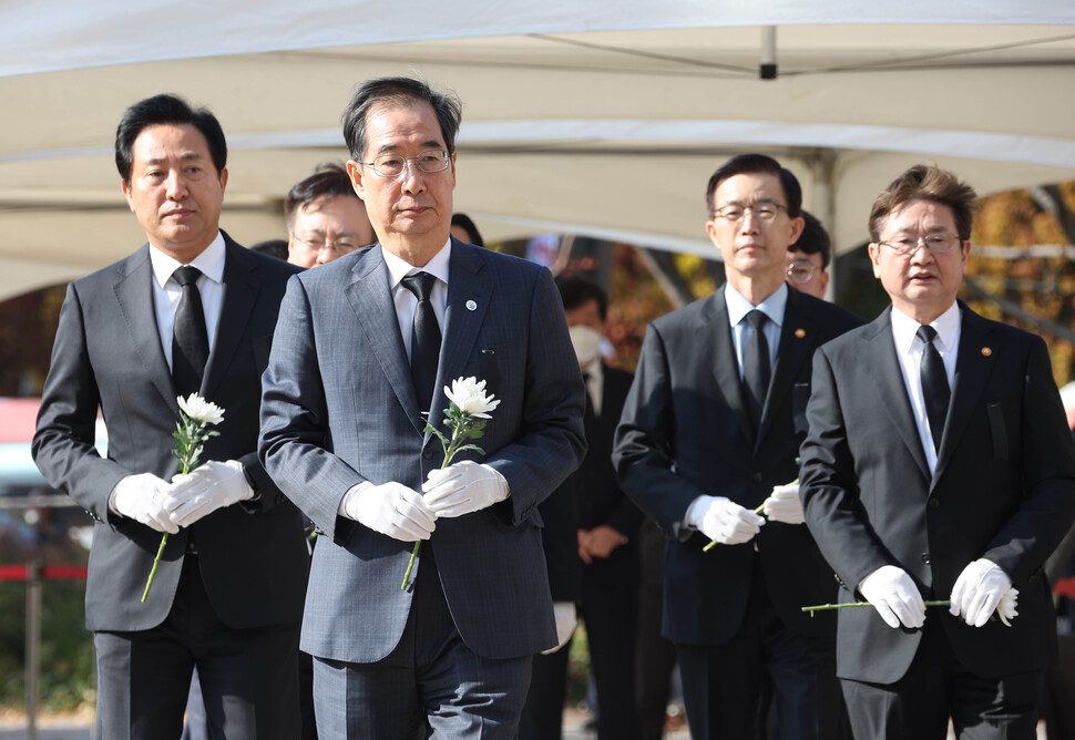 한덕수 국무총리가 31일 서울시청 광장에 마련된 정부합동분향소를 방문해 조문하고 있다. 연합뉴스