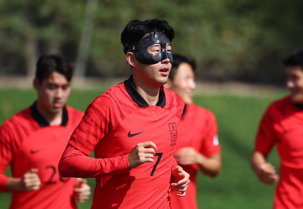 한국 남자축구 대표팀 주장 손흥민이 16일(현지시각) 오전 카타르 도하 알 에글라 훈련장에서 몸을 풀고 있다. 도하/김혜윤 기자 unique@hani.co.kr