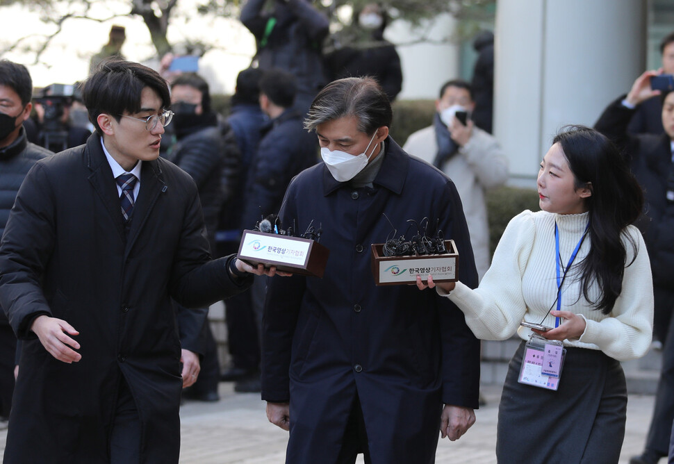 조국 전 법무부장관이 지지자들에게 인사하며 서울 서초구 서울중앙지방법원을 떠나고 있다. 김혜윤 기자