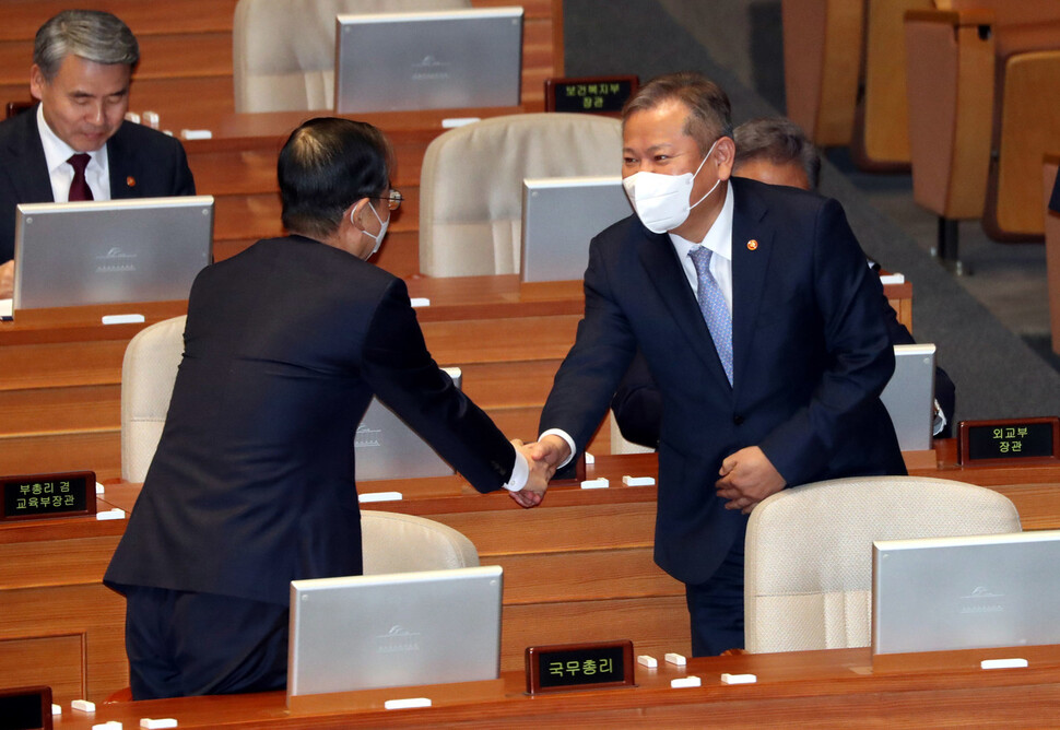 이상민 행정안전부 장관(오른쪽)이 6일 국회 본회의에서 한덕수 국무총리와 인사하고 있다. 강창광 선임기자