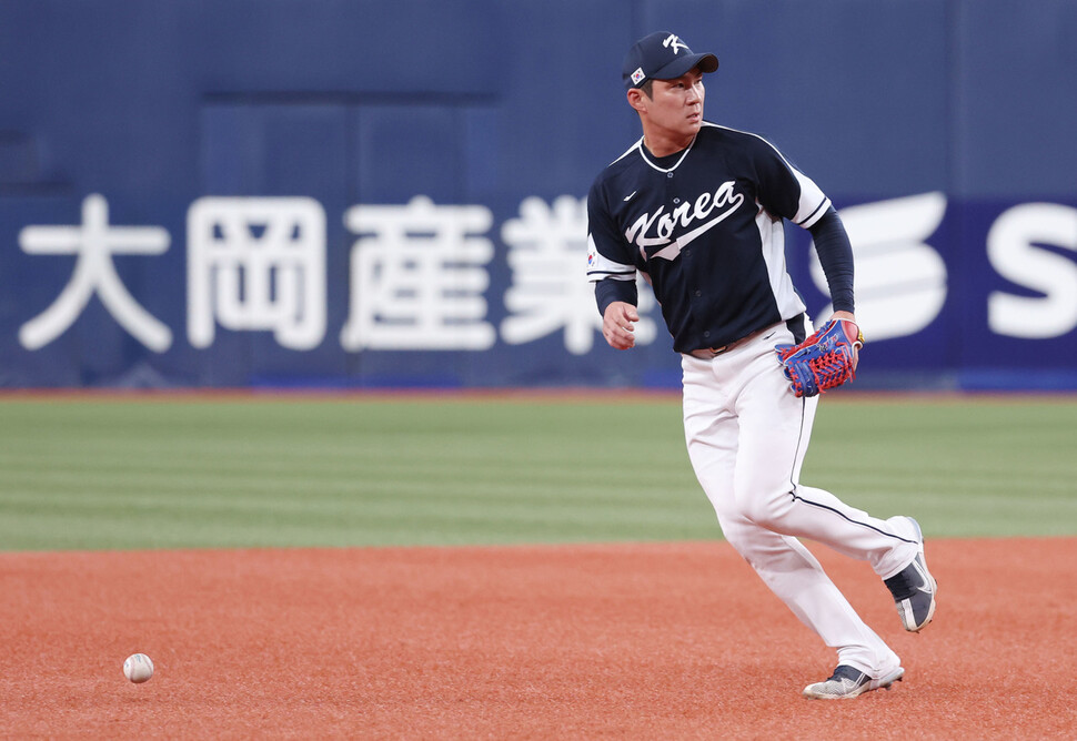 2023 세계야구클래식(WBC) 대표팀 오지환이 6일 일본 오사카 교세라돔에서 열린 일본 프로팀 오릭스 버펄로스와 경기 2화말 1사 1, 3루 상황에서 야마아시 타츠야의 내야 땅볼을 놓치고 있다. 오사카/연합뉴스