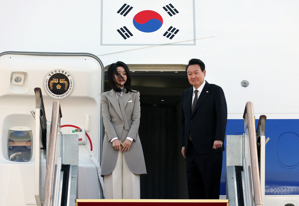 윤석열 대통령과 김건희 여사가 16일 경기 성남시 서울공항에서 일본 도쿄로 향하는 전용기에 올라 인사하고 있다. 윤 대통령은 16일부터 17일까지 1박 2일 일정으로 일본을 방문해 한일 공동성명 없는 공동기자회견을 통해 차례로 회담 결과를 발표할 예정이다. 대통령실사진기자단