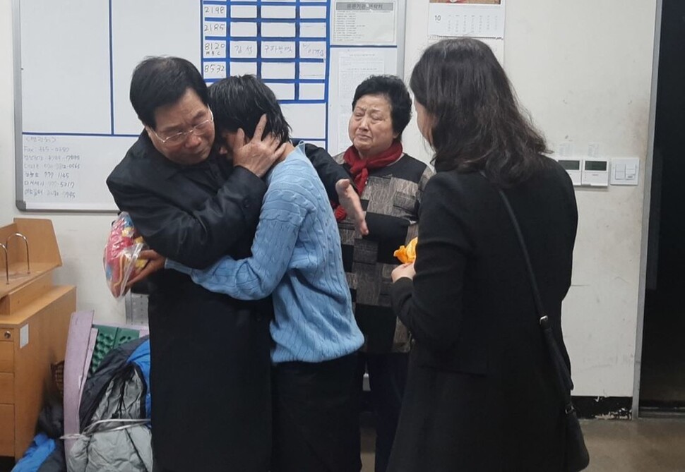 김아무개(76)씨 부부가 지난 1일 서울역다시서기센터에서 39년 전 잃어버린 셋째 딸(파란 스웨터 입은 이)과 상봉하는 장면. 서울 수서경찰서 제공
